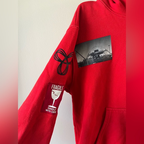 Aritzia TNA 1997 Logo Airport Graphic Hoodie-Red-XS-streetwear-loungewear-grunge - Picture 3 of 7